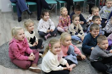 Wieluń: Biblioteka Miejska zaprosiła dzieci na spotkanie z fotografem Piotrem Pabisiakiem